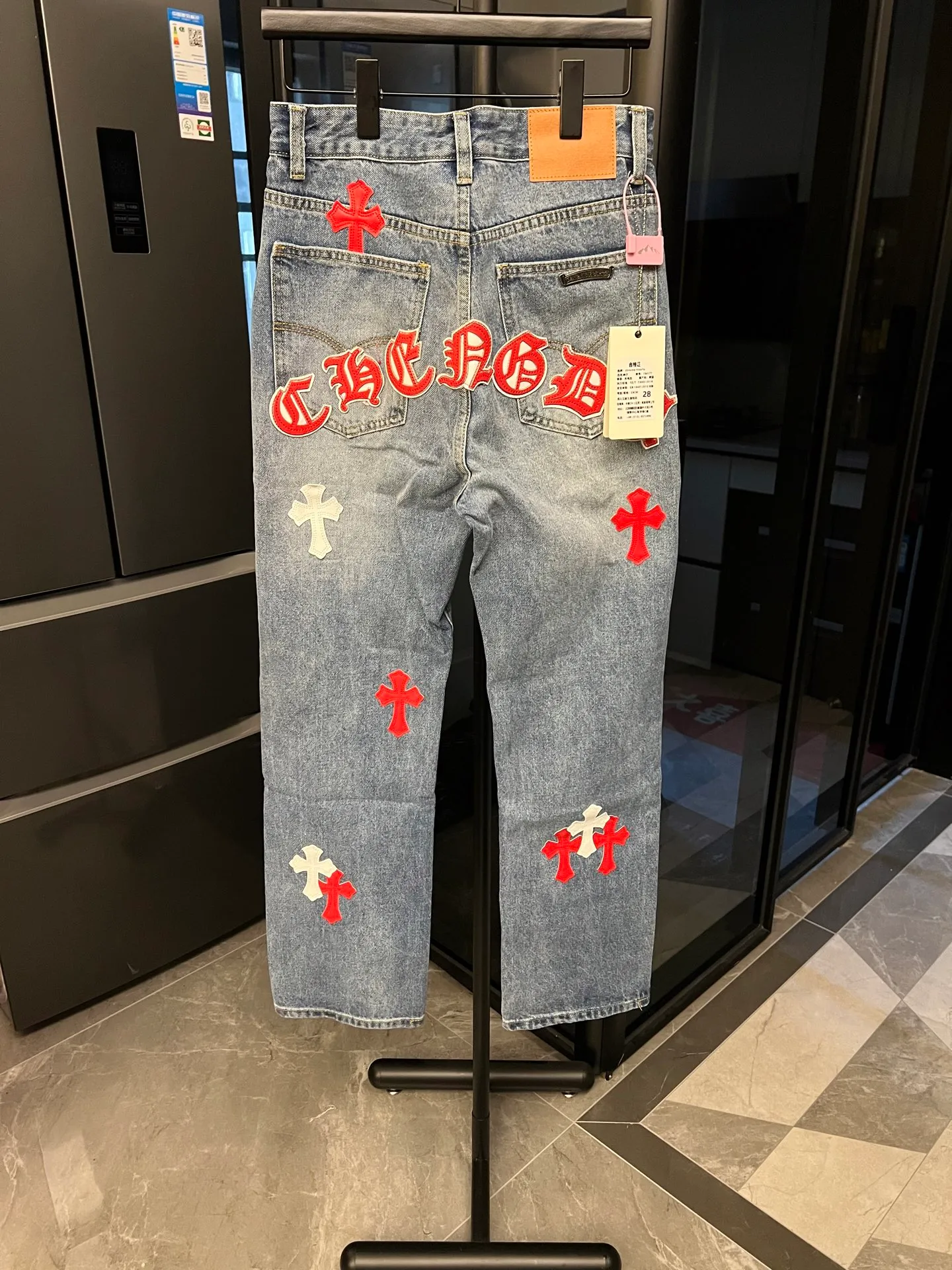 P260 [Next day] Chrome Hearts/Chrome Hearts 25FW CH Overseas Customized Limited Series Sanskrit Cross Patch Leather Jeans (Blue) Blue and Red Color Matching - Customized Limited Edition Trendy players, Chrome Hearts limited edition jeans are now available!  The unique color scheme is like the intertwining of vitality and romance of Hong Kong. The three-dimensional letters between the hips seem to tell the story of the city. The customized hardware, the three-dimensional and thick cross stamens, and the hand-cut leather washers make the details full of luxury.  Handcrafted and made of environmentally friendly materials, comfort and quality coexist. Owning it is not only an outfit, but also a status symbol. Globally limited edition, don’t miss it. Look for the exact version.  Size: 28 30 32 34 (corresponding to s-xl) Detailed size can be found in Figure 9